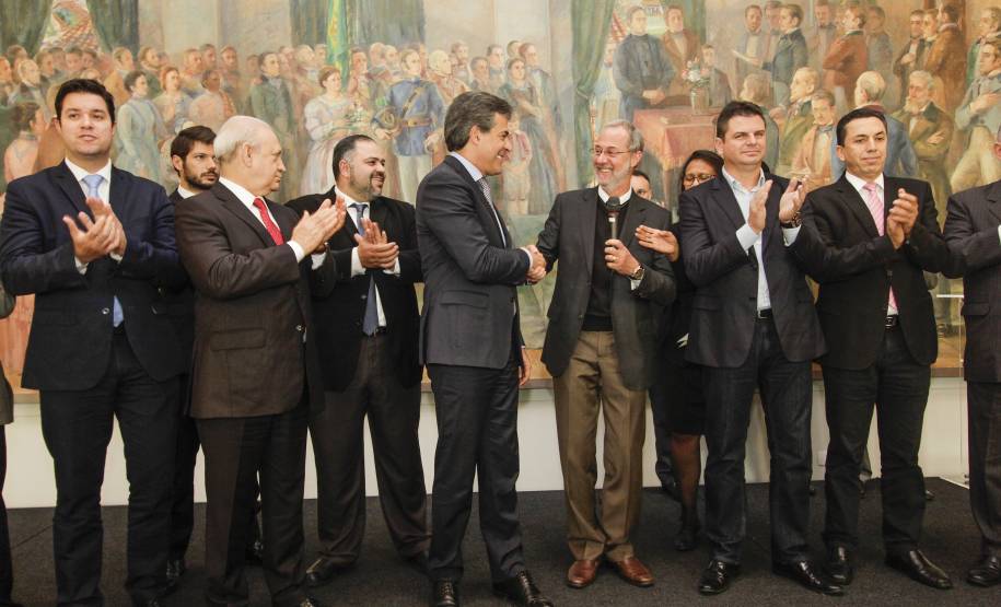 Governador Beto Richa assina convênio para obras de sinalização viária para 40 municípios, junto com o diretor geral do Detran, Marcos Traad