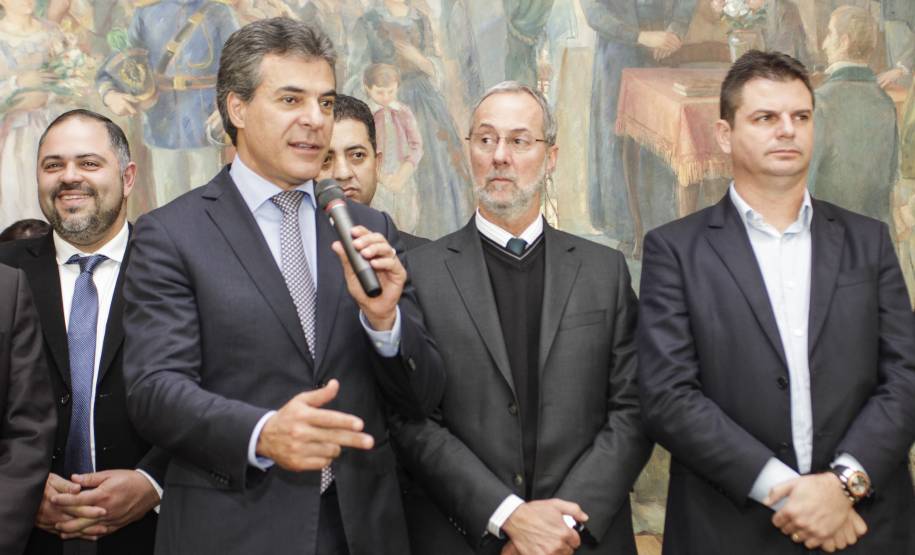 Governador Beto Richa assina convênio para obras de sinalização viária para 40 municípios, junto com o diretor geral do Detran, Marcos Traad