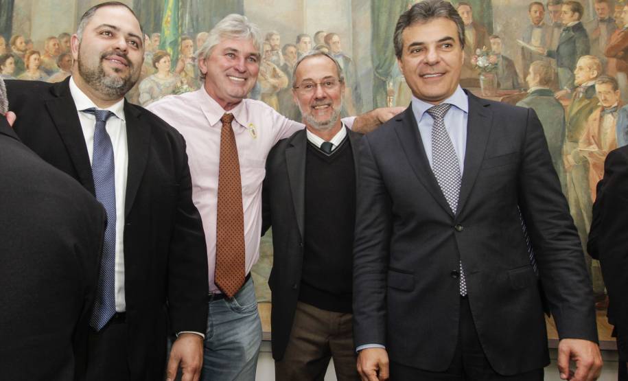 Governador Beto Richa assina convênio para obras de sinalização viária para 40 municípios, junto com o diretor geral do Detran, Marcos Traad