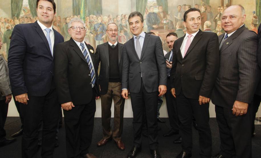 Governador Beto Richa assina convênio para obras de sinalização viária para 40 municípios, junto com o diretor geral do Detran, Marcos Traad