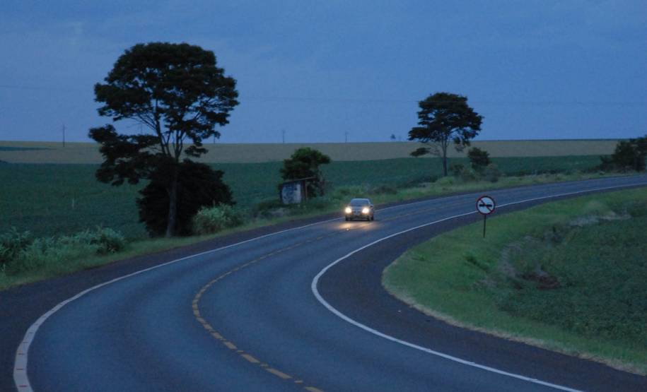 A exigência do uso de farol baixo durante o dia passa a valer a partir desta sexta-feira (8) nas rodovias brasileiras. Assim, o que antes era apenas uma recomendação fica determinado por lei e o não cumprimento será considerado infração média de trânsito, com multa de R$ 85,13 e quatro pontos na Carteira Nacional de Habilitação.