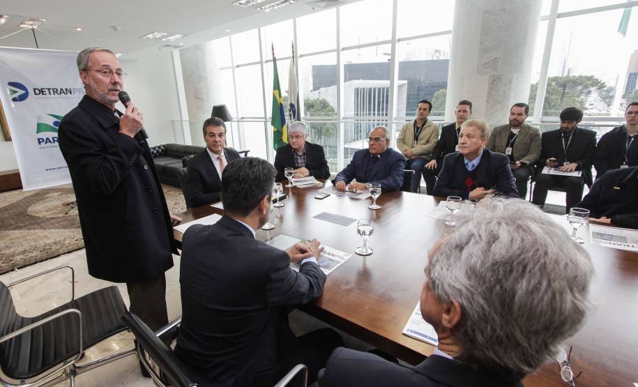 Governador Beto Richa lança o aplicativo Detran Fácil, acompanhado pelo diretor do Detran, Marcos Traad, pelo secretário chefe da Casa Civil, Valdir Rossoni e pelo presidente da Celepar, Jacson Carvalho Leite. Curitiba, 21/07/2016. Foto: Pedro Ribas/ANPr