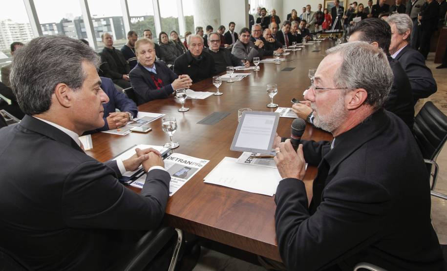 Governador Beto Richa lança o aplicativo Detran Fácil, acompanhado pelo diretor do Detran, Marcos Traad, pelo secretário chefe da Casa Civil, Valdir Rossoni e pelo presidente da Celepar, Jacson Carvalho Leite. Curitiba, 21/07/2016. Foto: Pedro Ribas/ANPr