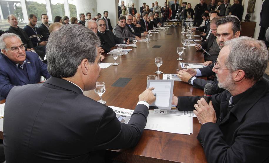 Governador Beto Richa lança o aplicativo Detran Fácil, acompanhado pelo diretor do Detran, Marcos Traad, pelo secretário chefe da Casa Civil, Valdir Rossoni e pelo presidente da Celepar, Jacson Carvalho Leite. Curitiba, 21/07/2016. Foto: Pedro Ribas/ANPr