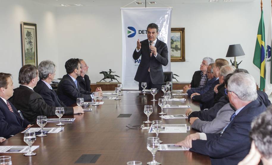 Governador Beto Richa lança o aplicativo Detran Fácil, acompanhado pelo diretor do Detran, Marcos Traad, pelo secretário chefe da Casa Civil, Valdir Rossoni e pelo presidente da Celepar, Jacson Carvalho Leite. Curitiba, 21/07/2016. Foto: Pedro Ribas/ANPr