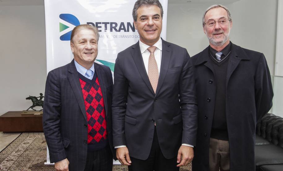 Governador Beto Richa lança o aplicativo Detran Fácil, acompanhado pelo diretor do Detran, Marcos Traad, pelo secretário chefe da Casa Civil, Valdir Rossoni e pelo presidente da Celepar, Jacson Carvalho Leite. Curitiba, 21/07/2016. Foto: Pedro Ribas/ANPr