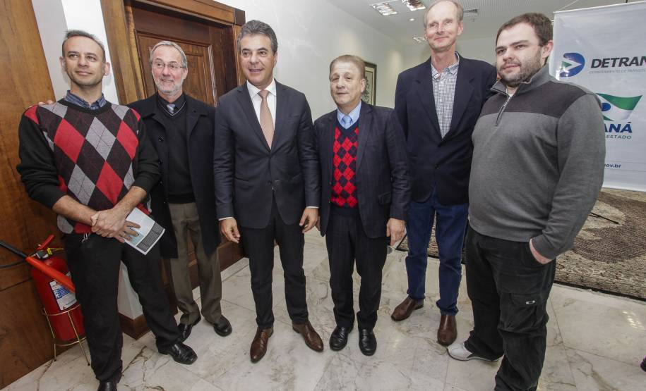 Governador Beto Richa lança o aplicativo Detran Fácil, acompanhado pelo diretor do Detran, Marcos Traad, pelo secretário chefe da Casa Civil, Valdir Rossoni e pelo presidente da Celepar, Jacson Carvalho Leite. Curitiba, 21/07/2016. Foto: Pedro Ribas/ANPr