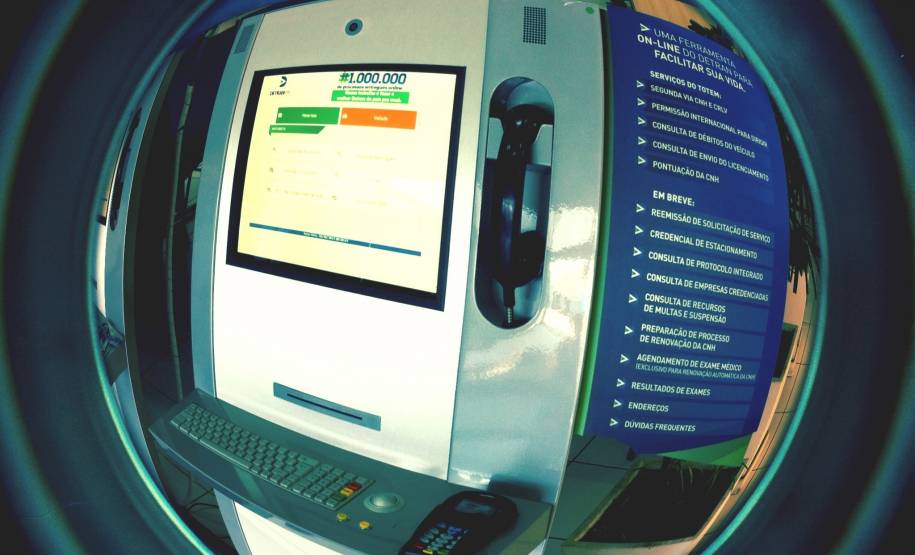 Os usuários do Departamento de Trânsito do Paraná (Detran) em Paranavaí, Região Noroeste do Estado, já podem pagar por serviços de habilitação e veículos no terminal de autoatendimento da autarquia. Assim, não é mais preciso se deslocar até o centro da cidade para quitar os débitos.