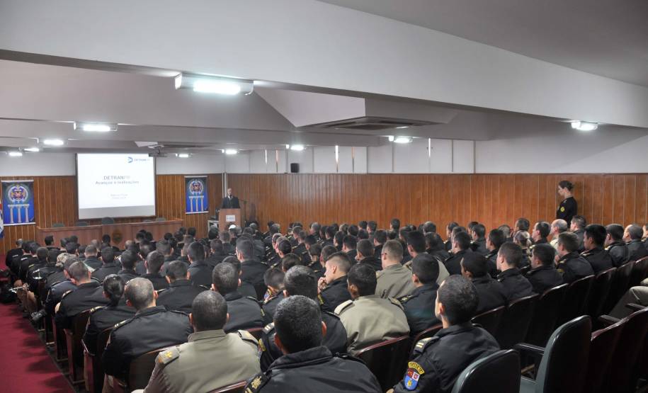 O diretor-geral do Departamento de Trânsito do Paraná, Marcos Traad, conversou nesta quinta-feira (28) com comandantes e futuros oficiais da Polícia Militar do Estado sobre atuação do Detran e o papel da PM na fiscalização do trânsito e preservação da vida.