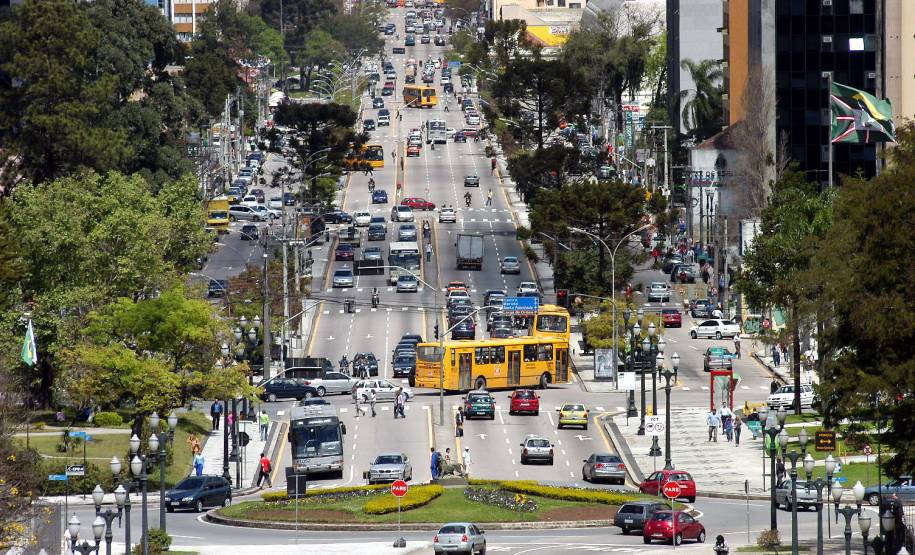 Infrações de trânsito crescem 17% no primeiro semestre no Paraná Os motoristas paranaenses cometeram 1.542.530 infrações de trânsito no primeiro semestre de 2016. O número é 17% maior que o registrado no mesmo período do ano passado, quando foram 1,3 milhão de multas.