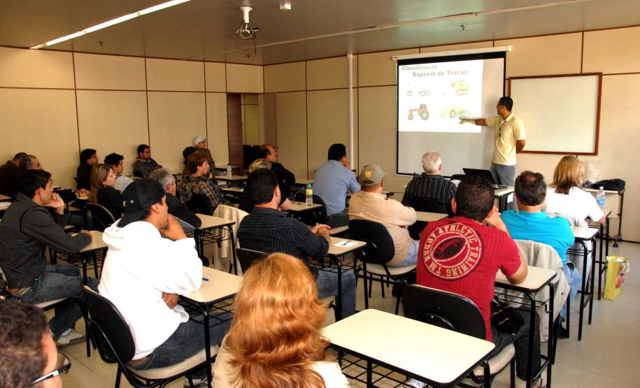 Detran oferta curso de reciclagem em Ubiratã e Coronel Vivida A unidade do Departamento de Trânsito do Paraná (Detran) em Ubiratã, na Região Noroeste do Estado, passa a oferecer curso de reciclagem para os motoristas infratores que tiverem a habilitação suspensa ou cassada. As inscrições para a primeira turma, com início no próximo dia 26, já estão abertas.