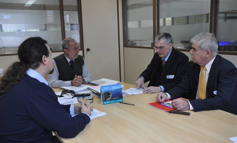 O diretor-geral do Departamento de Trânsito do Paraná, Marcos Traad, recebeu nesta semana, em Curitiba, o cônsul geral do Paraguai, Ricardo Brugada Loizaga, e o cônsul adjunto do país, Luis Alberto Manchini.