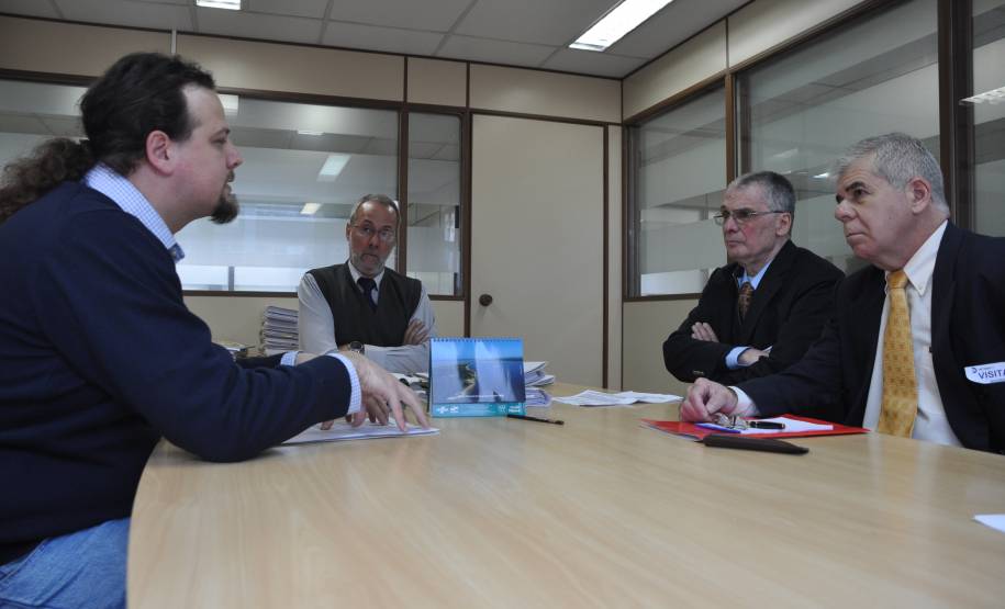 O diretor-geral do Departamento de Trânsito do Paraná, Marcos Traad, recebeu nesta semana, em Curitiba, o cônsul geral do Paraguai, Ricardo Brugada Loizaga, e o cônsul adjunto do país, Luis Alberto Manchini.