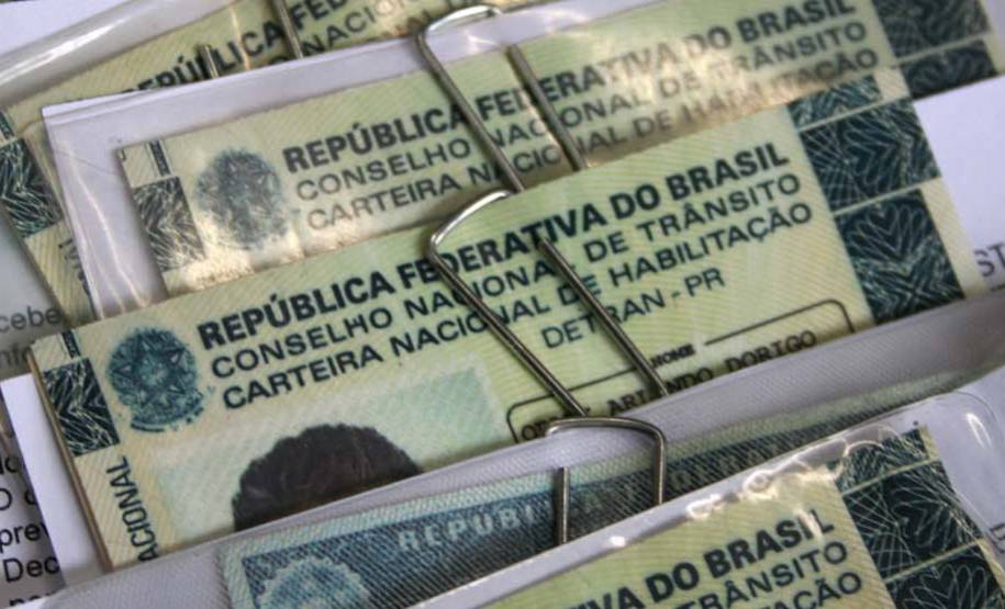 O Departamento de Trânsito do Paraná (Detran) faz um alerta aos candidatos à primeira habilitação que buscam supostos facilitadores para obter a CNH. Os anúncios de venda de documentos, encontrados em sites e redes sociais, escondem golpes praticados por estelionatários, que exigem pagamentos antecipados para a emissão da carteira sem autenticidade e que, na maioria das vezes, sequer é entregue.