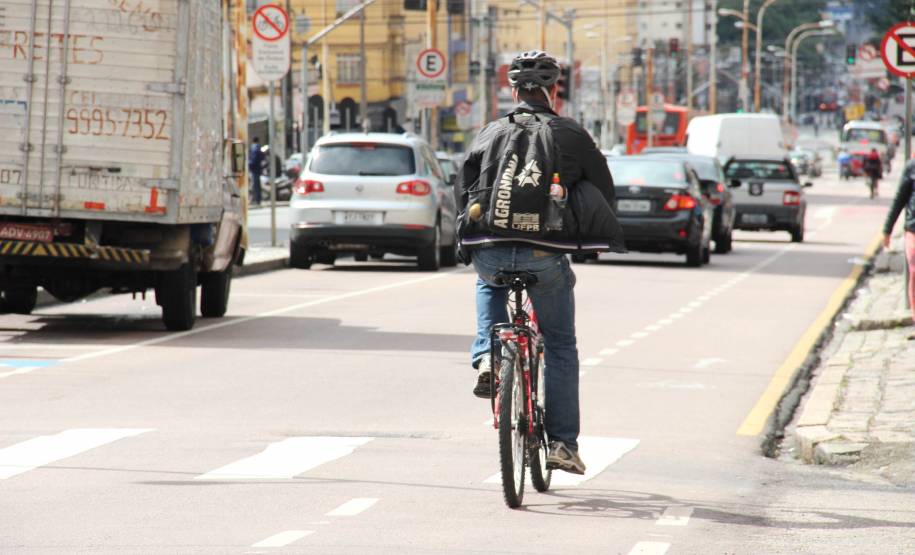Acidentes envolvendo ciclistas caem 16% no Paraná em 2016 De janeiro a junho deste ano, foram registradas 878 ocorrências de colisões envolvendo automóveis e ciclistas no Paraná. O número é 16% menor que o registrado no mesmo período do ano passado, quando foram 1.042 ocorrências, segundo o Sistema Digital de Dados Operacionais da Polícia Militar do Paraná e Corpo de Bombeiros.