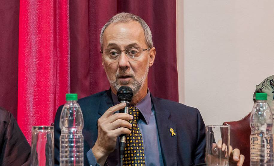 O diretor-geral do Detran, Marcos Traad participou nesta segunda-feira (19) do lançamento do documentário “Saúde em Trânsito”, na Universidade Federal do Paraná em Curitiba. A produção reúne sob os aspectos científicos e comportamentais diversas entrevistas com psicólogos, antropólogos, mães que perderam filhos e pessoas que foram mutiladas devido acidentes de trânsito.
