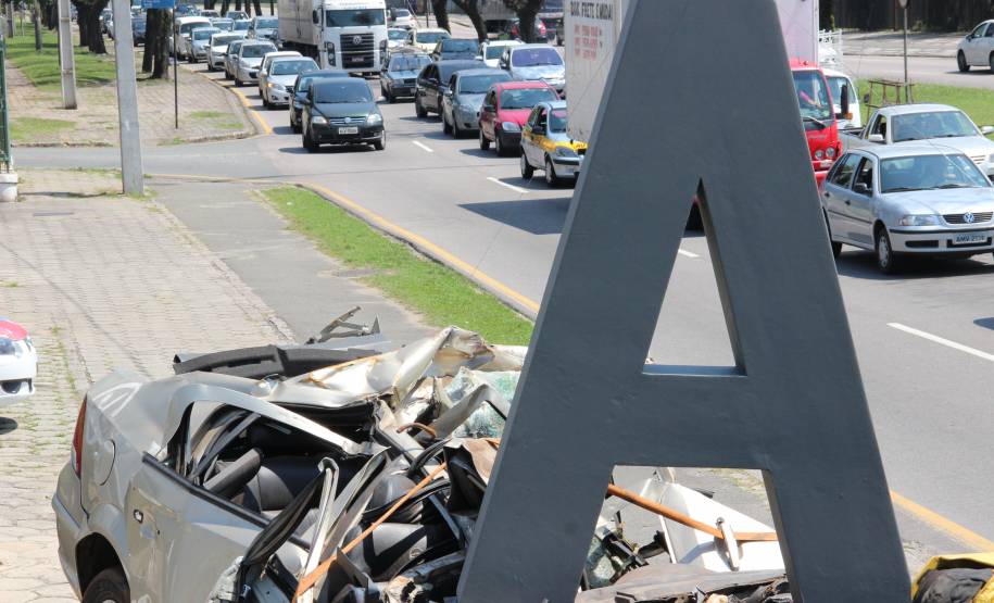 Todos os meses, aproximadamente 10 mil motoristas são multados no Paraná por usar o celular ao volante. Falar ou digitar no aparelho está entre as cinco infrações mais cometidas no Estado, de acordo com o Departamento de Trânsito do Paraná (Detran), com 82.804 multas registradas entre janeiro e agosto de 2016. O número já é 8% maior que o alcançado no mesmo período do ano anterior, quando foram 76.677 infrações.