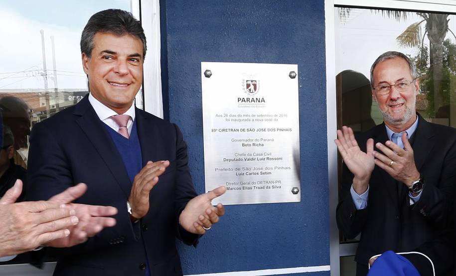 O governador Beto Richa inaugurou nesta segunda-feira, a nova unidade do Detran, em São José dos Pinhais. Na oportunidade autorizou a homologação  para execução das obras de pavimentação asfaltica nas vias urbanas. Participaram da solenidade: diretor do Detran PR, Marcos Traad, os secretários de Desenvolvimento Urbano, em exercício, João Carlos Ortega, da Infraestrutura e Logistica, José Richa Filho e o deputado Francisco Buhrer.São José dos Pinhais, 26-09-16.Foto: Arnaldo Alves / ANPr.