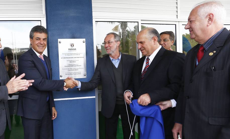 O governador Beto Richa inaugurou nesta segunda-feira, a nova unidade do Detran, em São José dos Pinhais. Na oportunidade autorizou a homologação  para execução das obras de pavimentação asfaltica nas vias urbanas. Participaram da solenidade: diretor do Detran PR, Marcos Traad, os secretários de Desenvolvimento Urbano, em exercício, João Carlos Ortega, da Infraestrutura e Logistica, José Richa Filho e o deputado Francisco Buhrer.São José dos Pinhais, 26-09-16.Foto: Arnaldo Alves / ANPr.