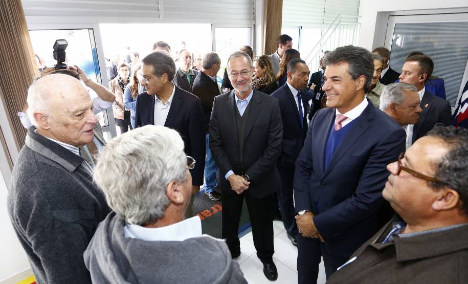 O governador Beto Richa inaugurou nesta segunda-feira, a nova unidade do Detran, em São José dos Pinhais. Na oportunidade autorizou a homologação  para execução das obras de pavimentação asfaltica nas vias urbanas. Participaram da solenidade: diretor do Detran PR, Marcos Traad, os secretários de Desenvolvimento Urbano, em exercício, João Carlos Ortega, da Infraestrutura e Logistica, José Richa Filho e o deputado Francisco Buhrer.São José dos Pinhais, 26-09-16.Foto: Arnaldo Alves / ANPr.