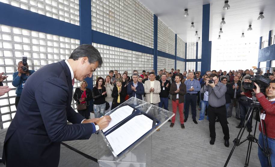 O governador Beto Richa inaugurou nesta segunda-feira, a nova unidade do Detran, em São José dos Pinhais. Na oportunidade autorizou a homologação  para execução das obras de pavimentação asfaltica nas vias urbanas. Participaram da solenidade: diretor do Detran PR, Marcos Traad, os secretários de Desenvolvimento Urbano, em exercício, João Carlos Ortega, da Infraestrutura e Logistica, José Richa Filho e o deputado Francisco Buhrer.São José dos Pinhais, 26-09-16.Foto: Arnaldo Alves / ANPr.