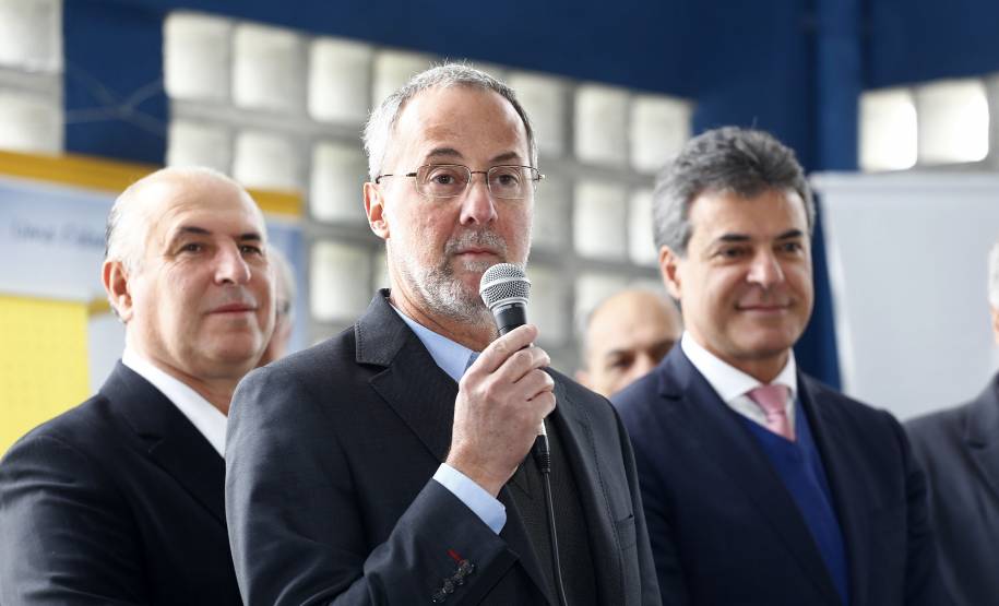 O governador Beto Richa inaugurou nesta segunda-feira, a nova unidade do Detran, em São José dos Pinhais. Na oportunidade autorizou a homologação  para execução das obras de pavimentação asfaltica nas vias urbanas. Participaram da solenidade: diretor do Detran PR, Marcos Traad, os secretários de Desenvolvimento Urbano, em exercício, João Carlos Ortega, da Infraestrutura e Logistica, José Richa Filho e o deputado Francisco Buhrer.São José dos Pinhais, 26-09-16.Foto: Arnaldo Alves / ANPr.