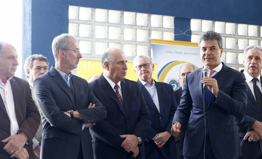 O governador Beto Richa inaugurou nesta segunda-feira, a nova unidade do Detran, em São José dos Pinhais. Na oportunidade autorizou a homologação  para execução das obras de pavimentação asfaltica nas vias urbanas. Participaram da solenidade: diretor do Detran PR, Marcos Traad, os secretários de Desenvolvimento Urbano, em exercício, João Carlos Ortega, da Infraestrutura e Logistica, José Richa Filho e o deputado Francisco Buhrer.São José dos Pinhais, 26-09-16.Foto: Arnaldo Alves / ANPr.
