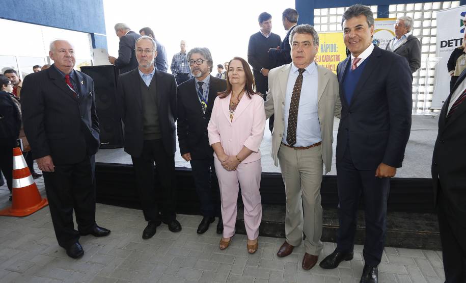 O governador Beto Richa inaugurou nesta segunda-feira, a nova unidade do Detran, em São José dos Pinhais. Na oportunidade autorizou a homologação  para execução das obras de pavimentação asfaltica nas vias urbanas. Participaram da solenidade: diretor do Detran PR, Marcos Traad, os secretários de Desenvolvimento Urbano, em exercício, João Carlos Ortega, da Infraestrutura e Logistica, José Richa Filho e o deputado Francisco Buhrer.São José dos Pinhais, 26-09-16.Foto: Arnaldo Alves / ANPr.