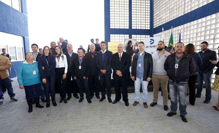 O governador Beto Richa inaugurou nesta segunda-feira, a nova unidade do Detran, em São José dos Pinhais. Na oportunidade autorizou a homologação  para execução das obras de pavimentação asfaltica nas vias urbanas. Participaram da solenidade: diretor do Detran PR, Marcos Traad, os secretários de Desenvolvimento Urbano, em exercício, João Carlos Ortega, da Infraestrutura e Logistica, José Richa Filho e o deputado Francisco Buhrer.São José dos Pinhais, 26-09-16.Foto: Arnaldo Alves / ANPr.