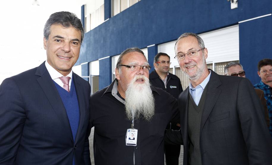 O governador Beto Richa inaugurou nesta segunda-feira, a nova unidade do Detran, em São José dos Pinhais. Na oportunidade autorizou a homologação  para execução das obras de pavimentação asfaltica nas vias urbanas. Participaram da solenidade: diretor do Detran PR, Marcos Traad, os secretários de Desenvolvimento Urbano, em exercício, João Carlos Ortega, da Infraestrutura e Logistica, José Richa Filho e o deputado Francisco Buhrer.São José dos Pinhais, 26-09-16.Foto: Arnaldo Alves / ANPr.