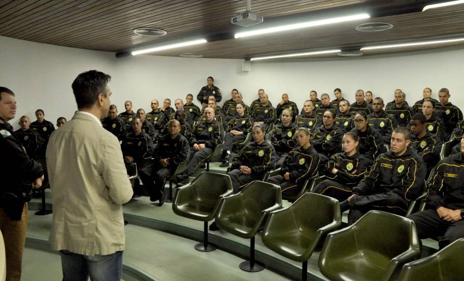 O Departamento de Trânsito do Paraná (Detran) promoveu nesta sexta-feira (7) um encontro com os futuros agentes de trânsito na sede da autarquia em Curitiba. Na ocasião, os alunos do Programa de Capacitação de Agentes de Trânsito, além de conhecerem o funcionamento do pátio de veículos apreendidos, participaram de um diálogo com representantes da autarquia.