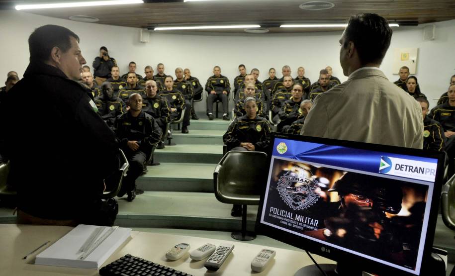 O Departamento de Trânsito do Paraná (Detran) promoveu nesta sexta-feira (7) um encontro com os futuros agentes de trânsito na sede da autarquia em Curitiba. Na ocasião, os alunos do Programa de Capacitação de Agentes de Trânsito, além de conhecerem o funcionamento do pátio de veículos apreendidos, participaram de um diálogo com representantes da autarquia.