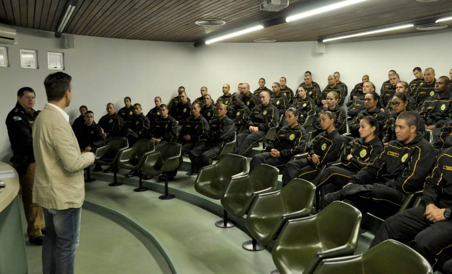 O Departamento de Trânsito do Paraná (Detran) promoveu nesta sexta-feira (7) um encontro com os futuros agentes de trânsito na sede da autarquia em Curitiba. Na ocasião, os alunos do Programa de Capacitação de Agentes de Trânsito, além de conhecerem o funcionamento do pátio de veículos apreendidos, participaram de um diálogo com representantes da autarquia.