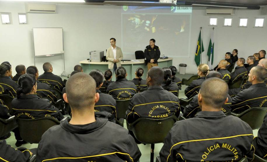 O Departamento de Trânsito do Paraná (Detran) promoveu nesta sexta-feira (7) um encontro com os futuros agentes de trânsito na sede da autarquia em Curitiba. Na ocasião, os alunos do Programa de Capacitação de Agentes de Trânsito, além de conhecerem o funcionamento do pátio de veículos apreendidos, participaram de um diálogo com representantes da autarquia.