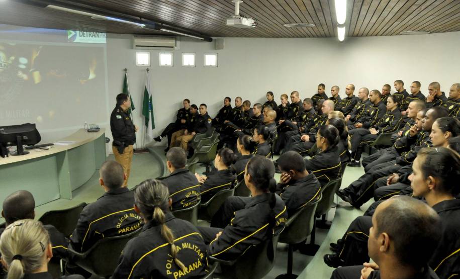 O Departamento de Trânsito do Paraná (Detran) promoveu nesta sexta-feira (7) um encontro com os futuros agentes de trânsito na sede da autarquia em Curitiba. Na ocasião, os alunos do Programa de Capacitação de Agentes de Trânsito, além de conhecerem o funcionamento do pátio de veículos apreendidos, participaram de um diálogo com representantes da autarquia.