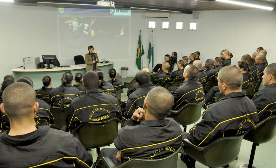 O Departamento de Trânsito do Paraná (Detran) promoveu nesta sexta-feira (7) um encontro com os futuros agentes de trânsito na sede da autarquia em Curitiba. Na ocasião, os alunos do Programa de Capacitação de Agentes de Trânsito, além de conhecerem o funcionamento do pátio de veículos apreendidos, participaram de um diálogo com representantes da autarquia.