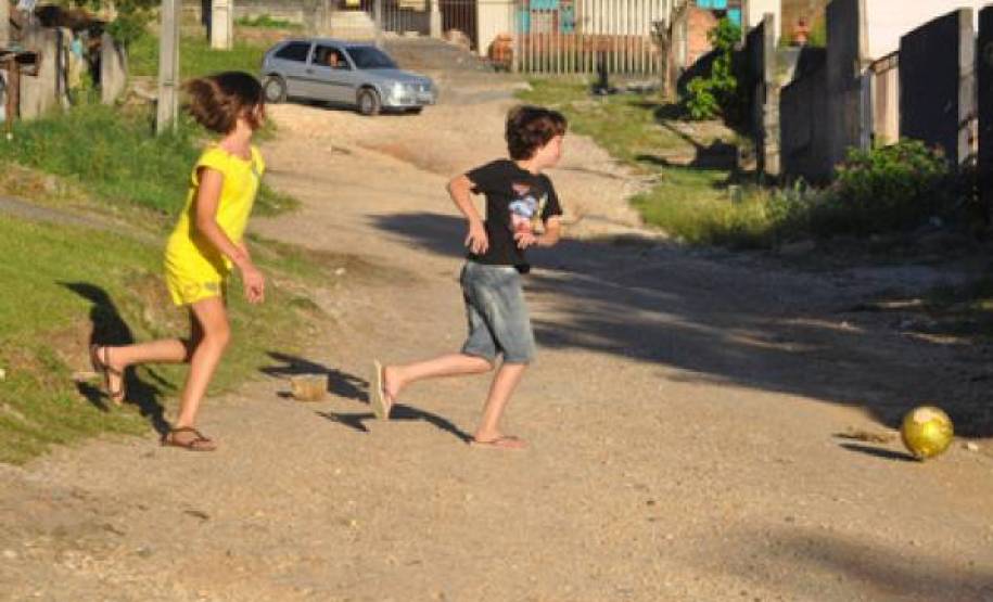 Detran alerta para cuidados com crianças no trânsito O Departamento de Trânsito do Paraná (Detran) chama a atenção dos motoristas para atitudes de proteção às crianças. Segundo indicadores do Sistema Único de Saúde (Datasus), em 2015, o Paraná teve 729 crianças hospitalizadas em decorrência de acidentes de trânsito. Os números deste ano ainda não foram divulgados.