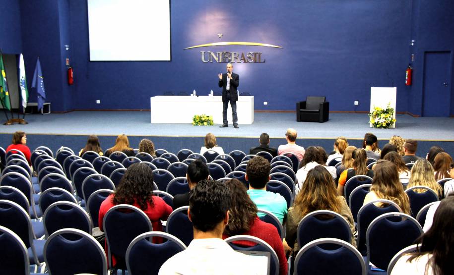 O diretor-geral do Detran Paraná, Marcos Traad, palestrou na noite desta terça-feira (18), para acadêmicos de psicologia no Centro Universitário Autônomo do Brasil – UniBrasil, em Curitiba. O encontro teve como tema “Mobilidade Urbana e Psicologia no Trânsito” e Traad falou sobre o comportamento dos motoristas e atuação dos psicólogos na formação dos condutores.
