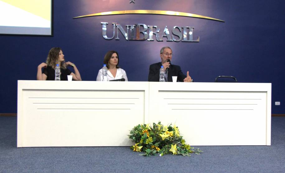 O diretor-geral do Detran Paraná, Marcos Traad, palestrou na noite desta terça-feira (18), para acadêmicos de psicologia no Centro Universitário Autônomo do Brasil – UniBrasil, em Curitiba. O encontro teve como tema “Mobilidade Urbana e Psicologia no Trânsito” e Traad falou sobre o comportamento dos motoristas e atuação dos psicólogos na formação dos condutores.