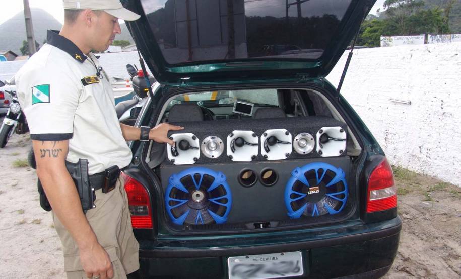 Contran divulga novas regras para fiscalização de som alto A partir desta segunda-feira (24), os proprietários de veículos flagrados com som alto poderão ser multados, mesmo sem a medição dos decibéis produzidos.