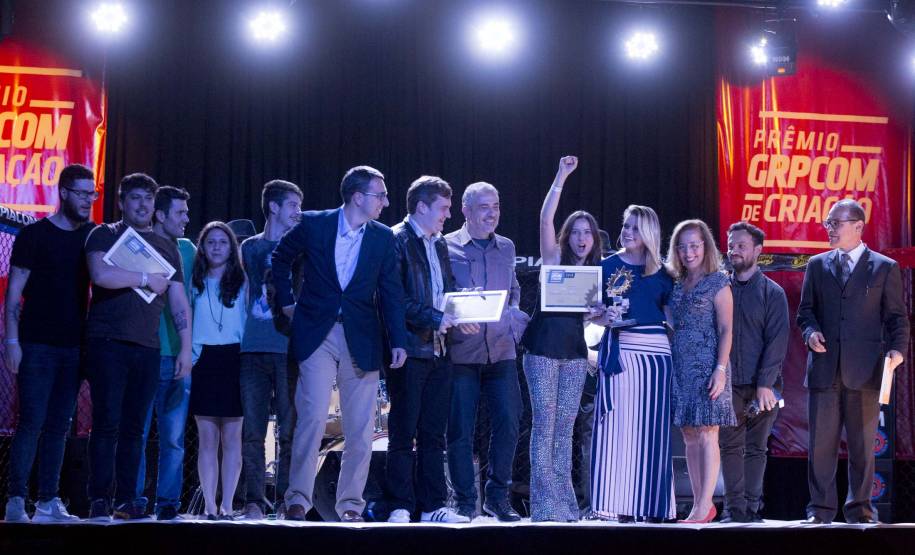 Detran recebe prêmio GRPCOM de Criação O Governo do Paraná conquistou cinco troféus e se consagrou como o maior vencedor da oitava edição Prêmio de Criação do Grupo Paranaense de Comunicação (GRPCOM). O resultado do concurso que seleciona e premia as melhores peças veiculadas nos meios de comunicação do GRPCOM foi divulgado nesta terça-feira (08), em cerimônia no Museu Oscar Niemeyer, em Curitiba.