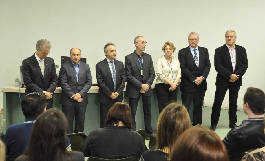 O Governo do Paraná e o Banco do Brasil lançaram nesta quinta-feira (10) uma facilidade inédita para proprietários de veículos e motoristas paranaenses. Agora, é possível pagar guias, com código de barras, do Departamento Estadual de Trânsito (Detran/PR) nos terminais de autoatendimento do BB com cartões de débito de todos os bancos.