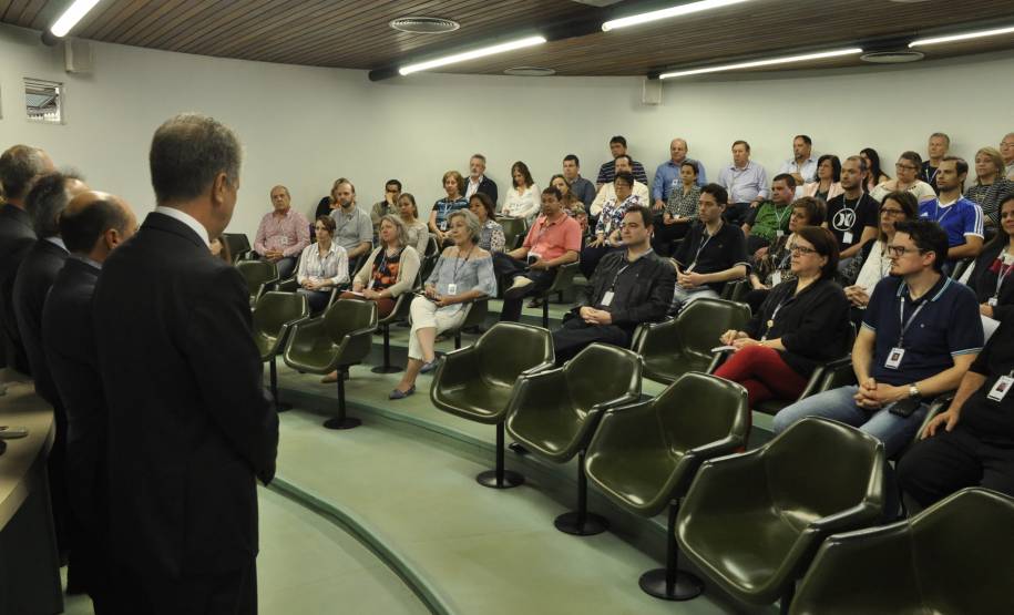 O Governo do Paraná e o Banco do Brasil lançaram nesta quinta-feira (10) uma facilidade inédita para proprietários de veículos e motoristas paranaenses. Agora, é possível pagar guias, com código de barras, do Departamento Estadual de Trânsito (Detran/PR) nos terminais de autoatendimento do BB com cartões de débito de todos os bancos.