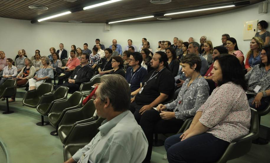 O Governo do Paraná e o Banco do Brasil lançaram nesta quinta-feira (10) uma facilidade inédita para proprietários de veículos e motoristas paranaenses. Agora, é possível pagar guias, com código de barras, do Departamento Estadual de Trânsito (Detran/PR) nos terminais de autoatendimento do BB com cartões de débito de todos os bancos.