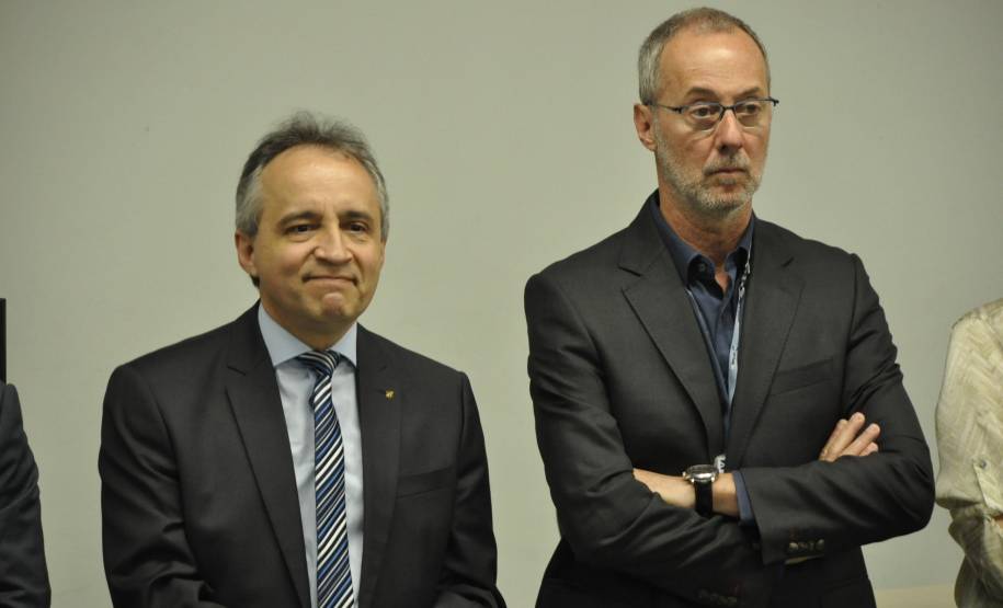 O Governo do Paraná e o Banco do Brasil lançaram nesta quinta-feira (10) uma facilidade inédita para proprietários de veículos e motoristas paranaenses. Agora, é possível pagar guias, com código de barras, do Departamento Estadual de Trânsito (Detran/PR) nos terminais de autoatendimento do BB com cartões de débito de todos os bancos.