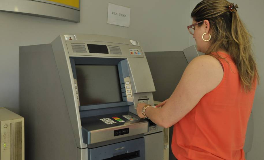 O Governo do Paraná e o Banco do Brasil lançaram nesta quinta-feira (10) uma facilidade inédita para proprietários de veículos e motoristas paranaenses. Agora, é possível pagar guias, com código de barras, do Departamento Estadual de Trânsito (Detran/PR) nos terminais de autoatendimento do BB com cartões de débito de todos os bancos.