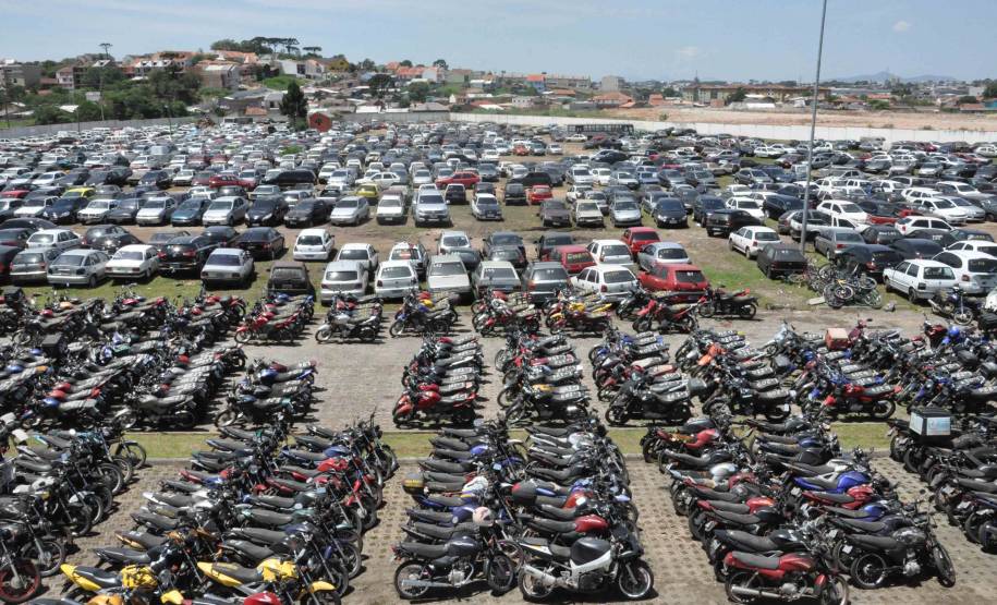 O Departamento de Trânsito do Paraná (Detran) faz na sexta-feira (25), às 8h30, um leilão de circulação em Londrina. Serão 285 veículos que poderão voltar ao uso em vias públicas. Podem participar pessoas físicas e jurídicas, portadoras de CPF ou CNPJ, documento de identidade e maiores de 18 anos.