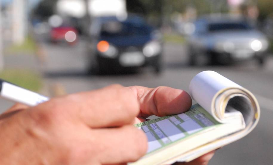 A maior parte das infrações de trânsito cometidas pelos motoristas paranaenses nas rodovias estaduais e vias urbanas são de natureza média – foram 1.038.844 registros. De janeiro a outubro deste ano, foram registradas cerca de 2 milhões de autuações no Estado.