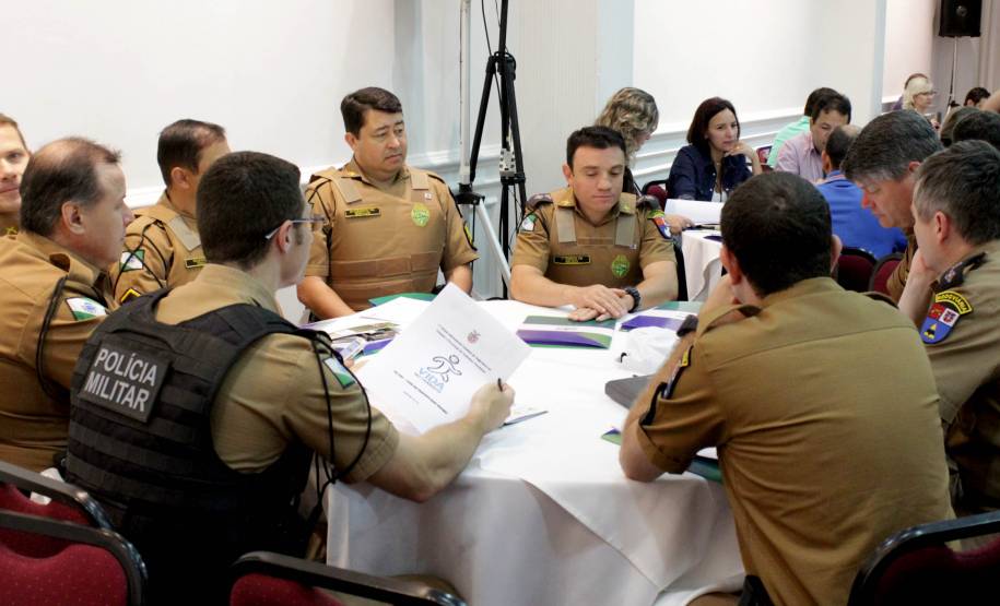 O Governo do Paraná promove ao longo desta terça-feira (29) o 1º Fórum Estadual de Segurança no Trânsito e Prevenção de Acidentes. O evento que acontece em Curitiba reúne representantes do Estado e da sociedade civil. Objetivo é apresentar o Projeto Vida no Trânsito que busca redução de acidentes e ainda aderir como parceiros novos municípios paranaenses.
