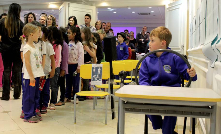 O Governo do Paraná promove ao longo desta terça-feira (29) o 1º Fórum Estadual de Segurança no Trânsito e Prevenção de Acidentes. O evento que acontece em Curitiba reúne representantes do Estado e da sociedade civil. Objetivo é apresentar o Projeto Vida no Trânsito que busca redução de acidentes e ainda aderir como parceiros novos municípios paranaenses.